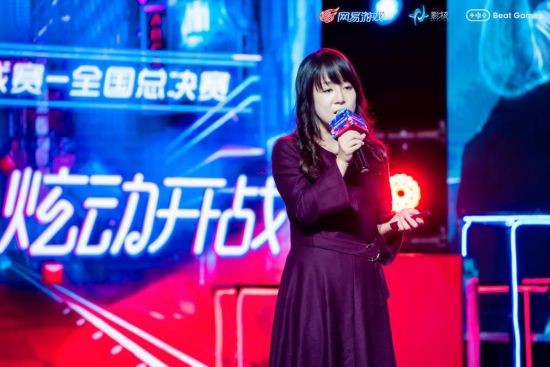 LPL明星选手回归机场引发关注 家庭陪伴感动粉丝